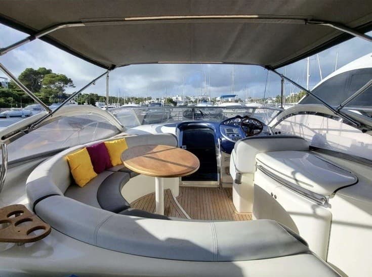 Interno yacht — area lounge e tavolo