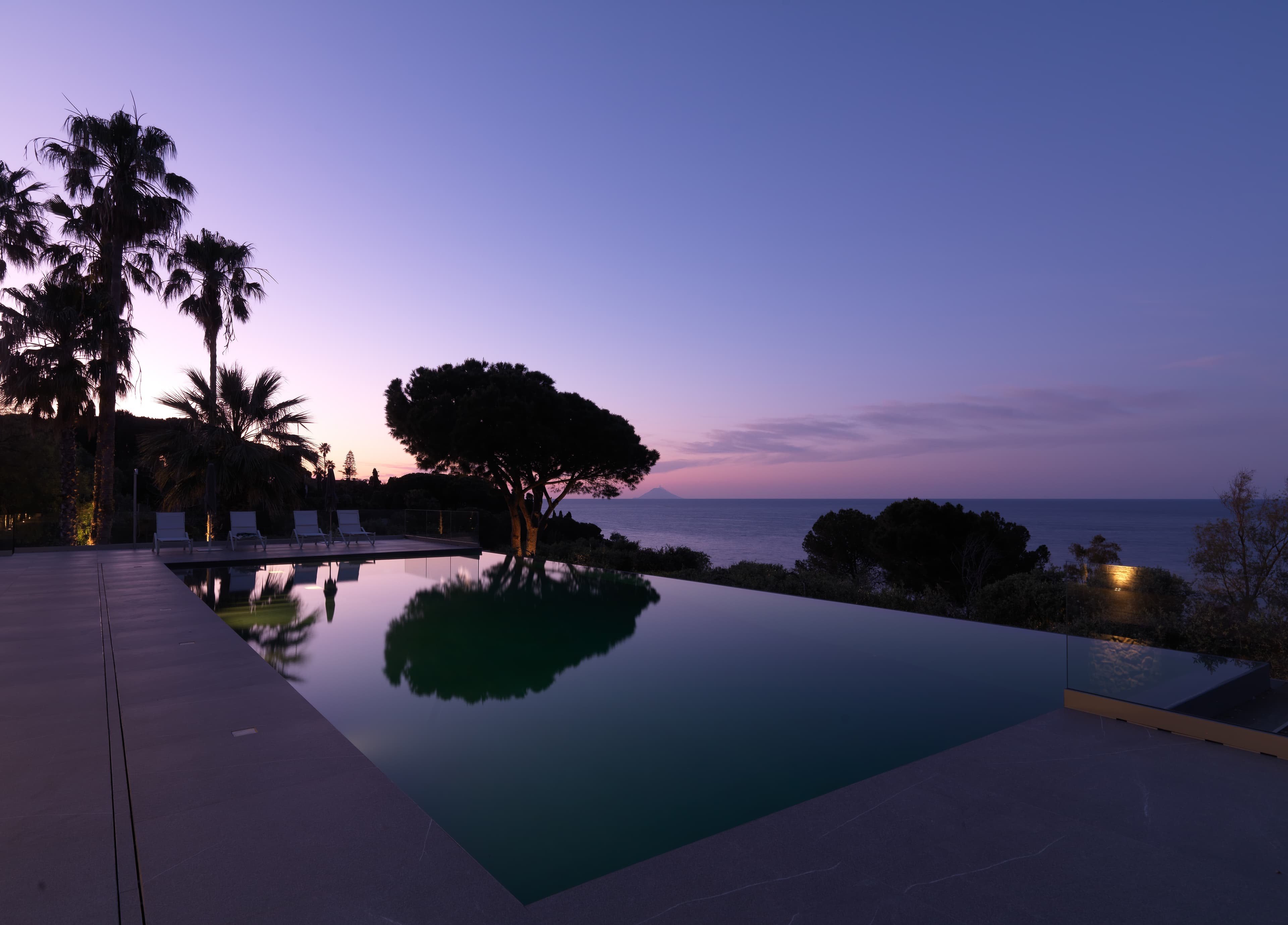 Villa con piscina infinita al tramonto, vista sulle Isole Eolie