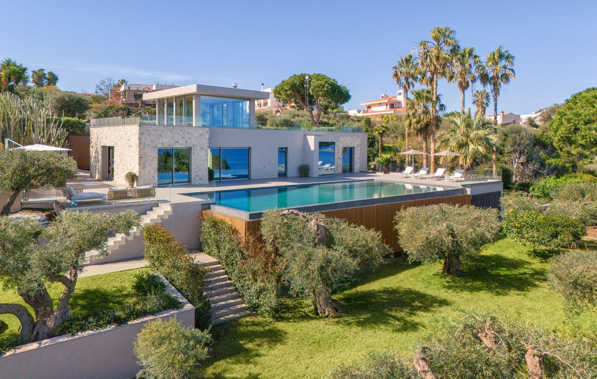 Villa con giardino mediterraneo e piscina, vista aerea