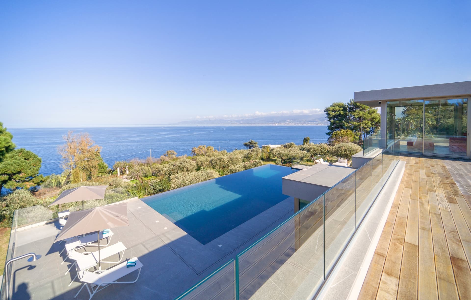 Terrazza con piscina infinita e vista sul mare